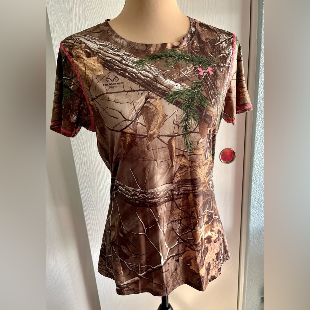 Like new under armor scent control fitted shirt pink camo women’s large